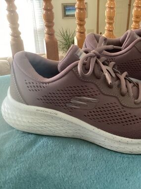 Skechers mauve size 6